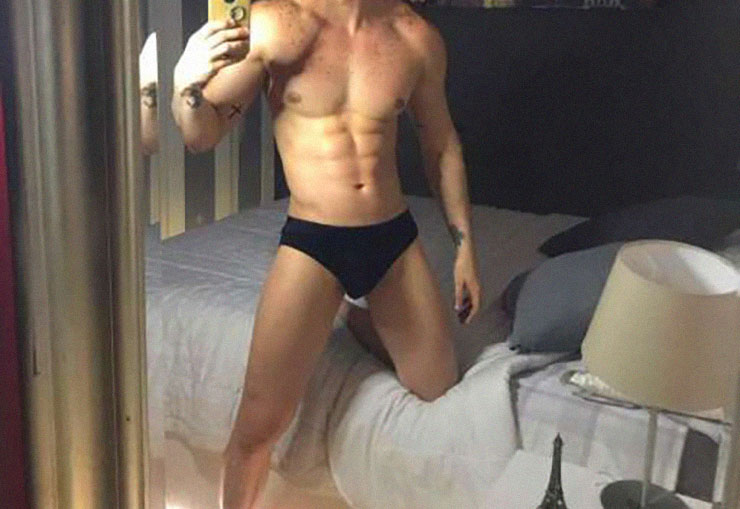Uomo gay selfie allo specchio in mutande fisico statuario